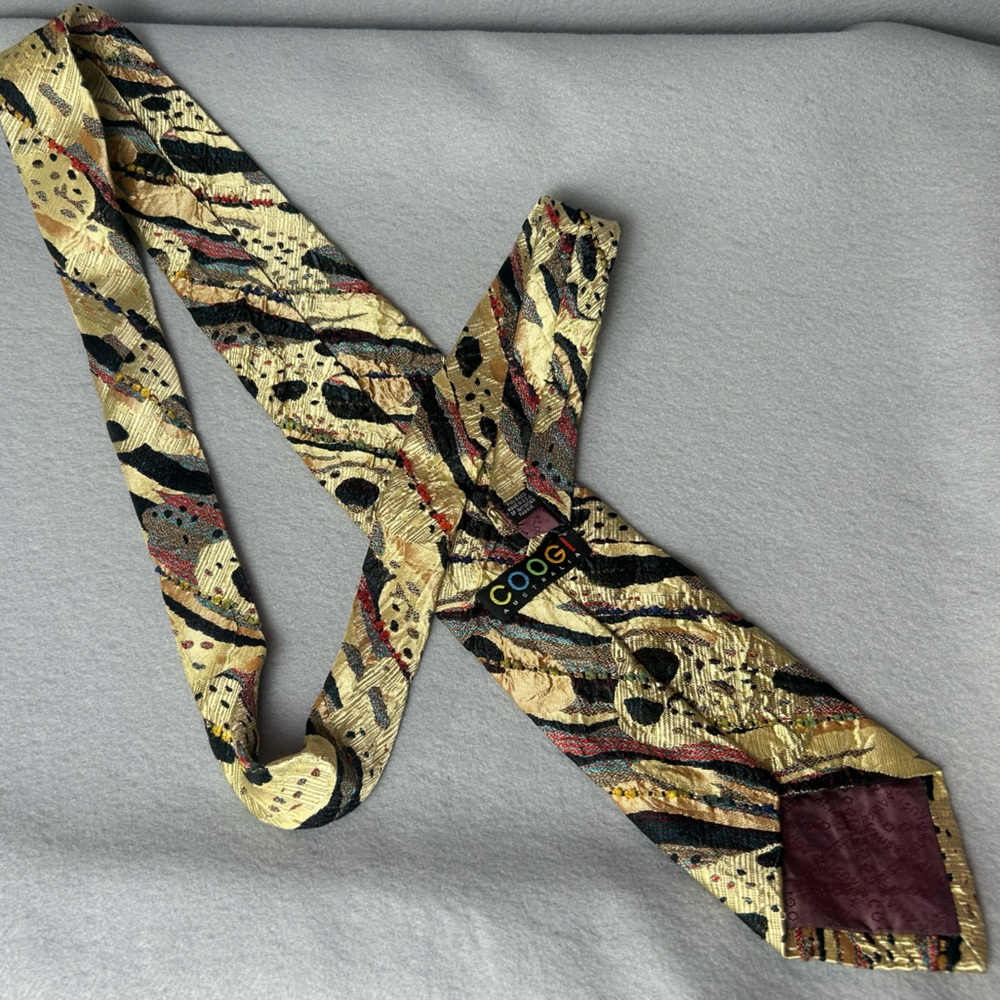 COOGI VTG Men's Gold Abstract Pattern 100% Silk Tie Black Red Accents